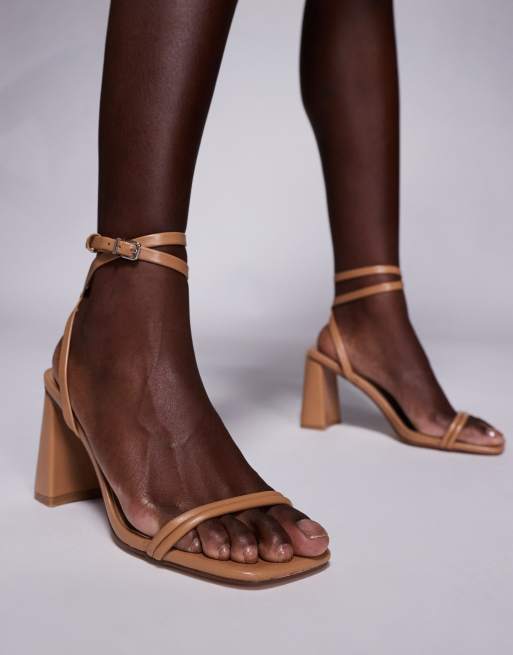 Simmi London - Bora - Sandalen met smalle bandjes en halfhoge blokhak in beige