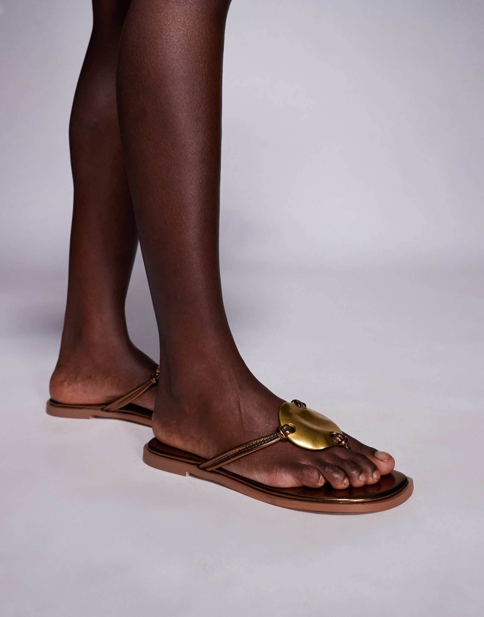 Босоножки-стринги Simmi London Bowe toe с золотистыми металлическими деталями в бронзовом цвете