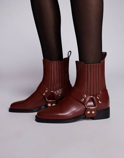 Simmi London – Bradshaw – Ankle-Boots in Burgunderrot mit niedrigem Absatz und Riemendetail - view 1