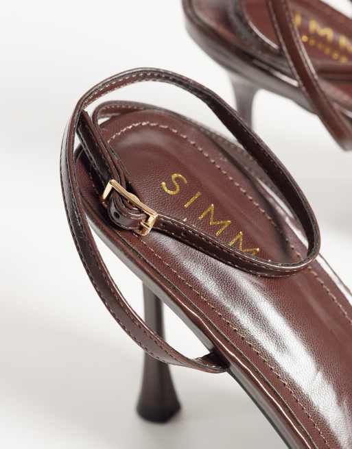 Simmi London bred passform Deja klacksandaler med knutdetalj i brun PU, 2 av 4