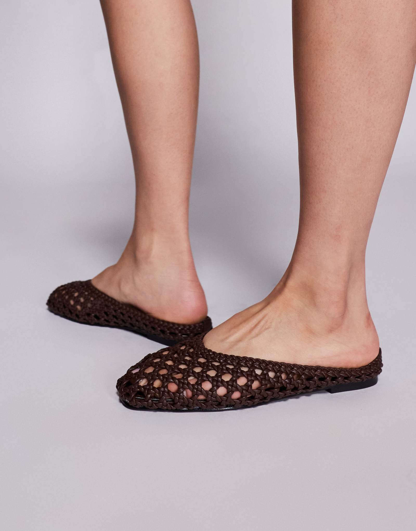 Плоские мюли Simmi London Cassius, сплетенные из ткани choc PU      