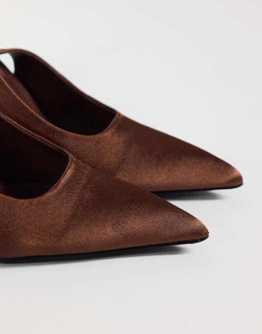 Simmi London Celina slingback-klackskor med rosettdetalj i brun satin, bred passform, 3 av 4