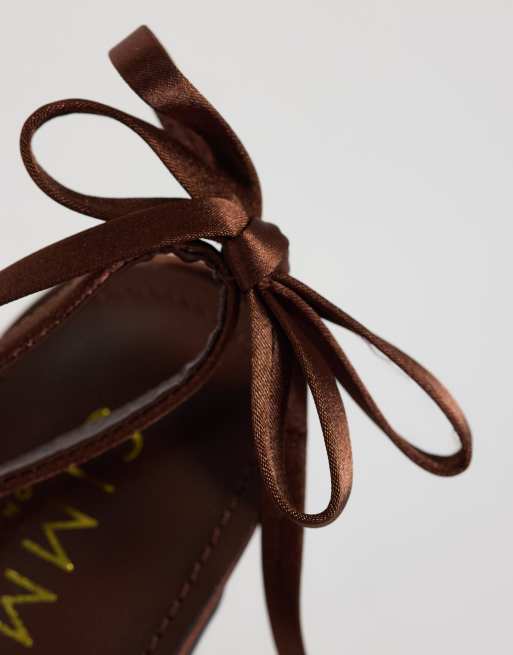 Simmi London Celina slingback-klackskor med rosettdetalj i brun satin, bred passform, 4 av 4