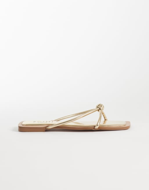 SIMMI London – Cola – Guldfärgade platta sandaler med knut, 2 av 4