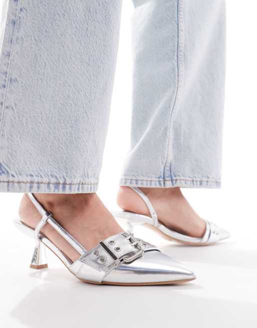 Simmi London - Dala - Puntige schoenen met wijde pasvorm, kittenhak, hielbandje en oogjes met gespdetail in zilver metallic