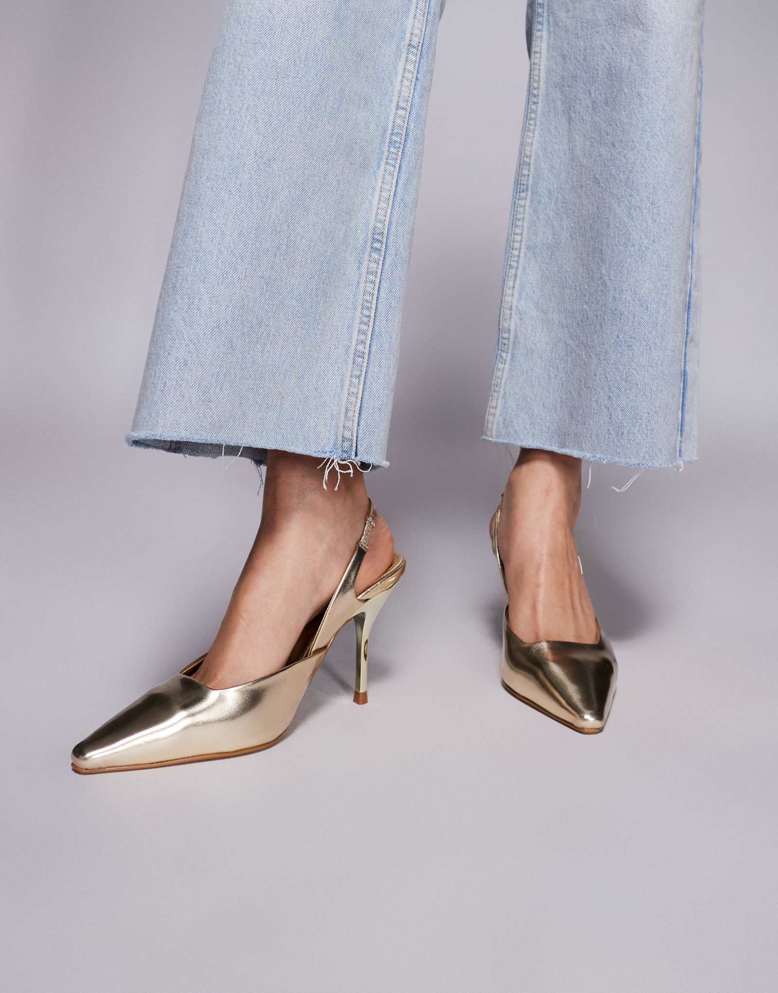 Туфли Simmi London Darcia на остроконечном каблуке-лодочке из искусственной кожи золотистого цвета с металлическим отливом.