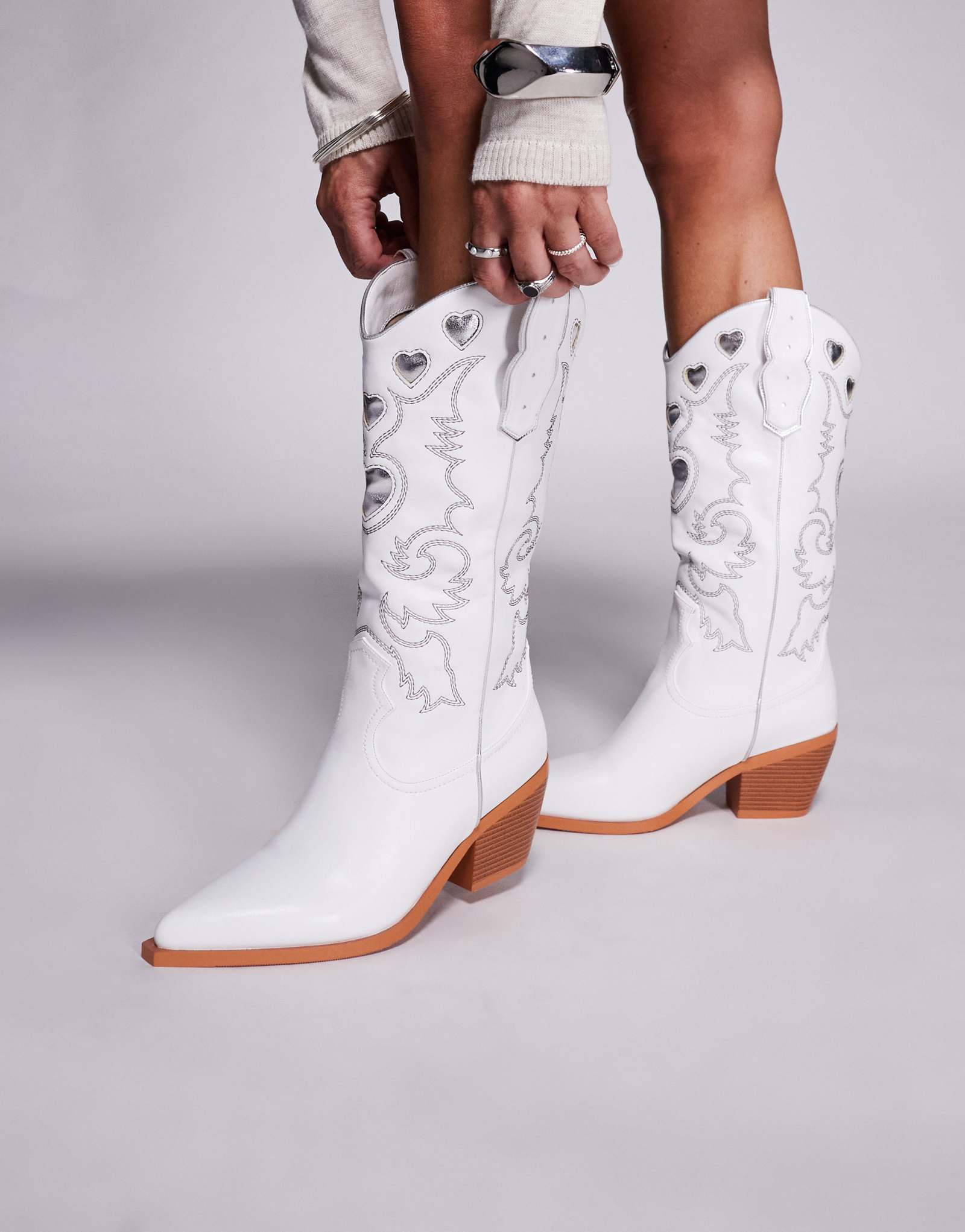 Ковбойские сапоги Simmi London Declan с белой и серебряной вышивкой 