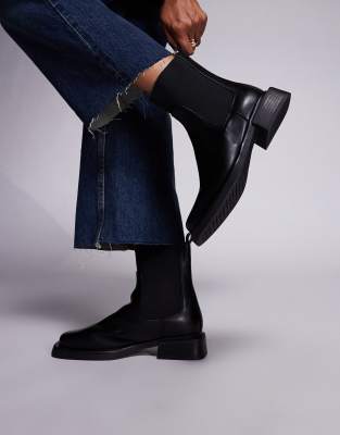 Simmi London - Duff - Niedrige Chelsea-Stiefel in Schwarz