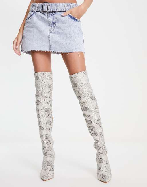 SIMMI London – Duke – Overknee-Stiefel mit Stilettoabsatz und Schlangenmuster in gebrochenem Weiß 