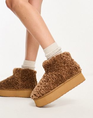 Simmi London Fleecy platform slipper boots in chestnut-Brown