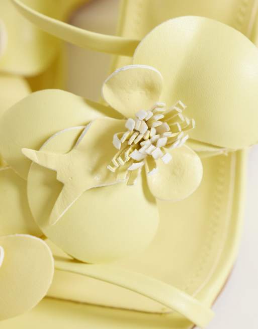 SIMMI London – Franny – Gula sandaler med kilklackar och blomdetaljer, 3 av 4