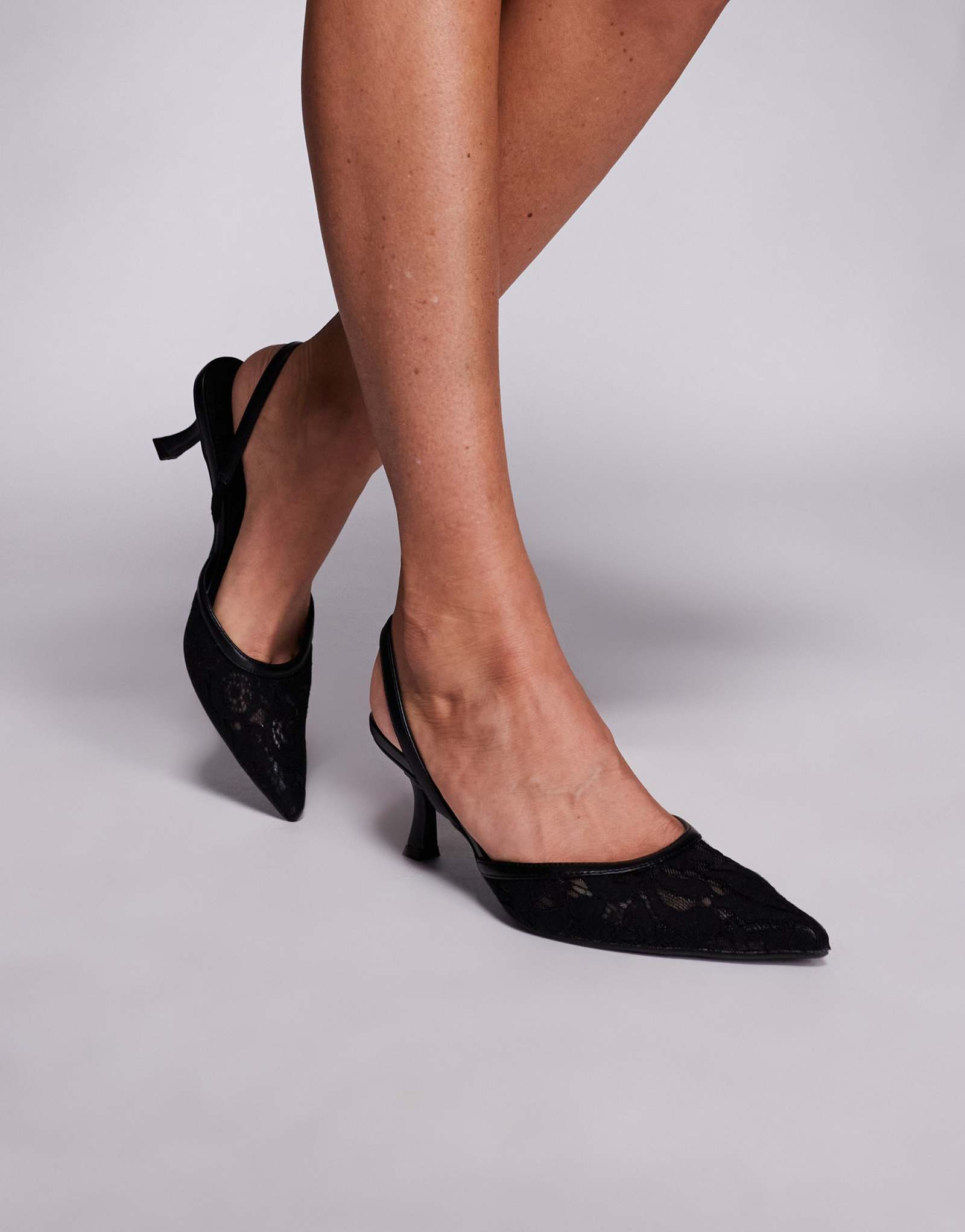 Мулине Simmi London Gracelyn на остроконечном каблуке в черном кружевном платье