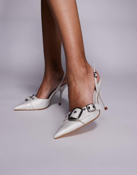 SIMMI London – Gretchen – Białe buty na obcasie z klamrami i paskiem za piętą - view 1