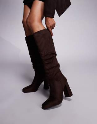 Simmi London - Hanzel - Geraffte, kniehohe Stiefel aus Wildlederimitat in Schokoladenbraun mit Blockabsatz-Brown