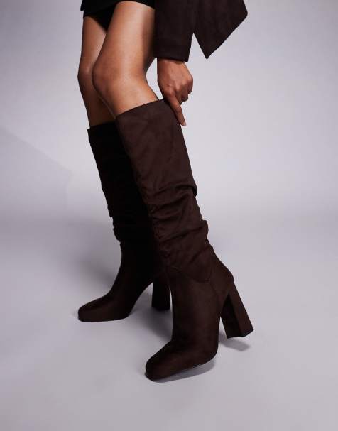 Simmi London – Hanzel – Geraffte, kniehohe Stiefel aus Wildlederimitat in Schokoladenbraun mit Blockabsatz - view 1