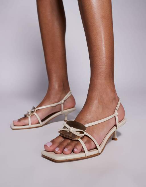 SIMMI London – Heiti – Ljusbeige sandaler med bred passform, fyrkantig tå, smala remmar och taxklack