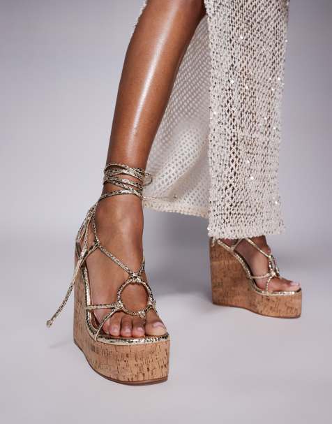Simmi London - Jadey - Sandalen met brede pasvorm, bandjes en hoge sleehak in goud - view 1