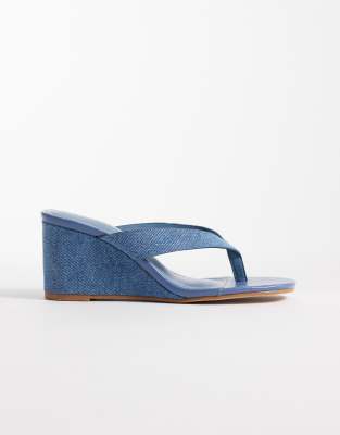 Simmi London - Jules - Zehenstegsandalen in Jeansblau mit Keilabsatz
