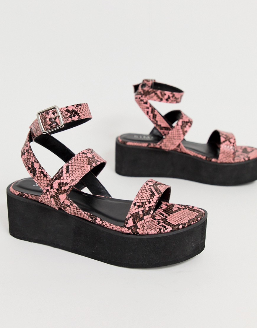 Simmi London – Kestral – Rosa flatform-sandaler med ormskinnsmönster
