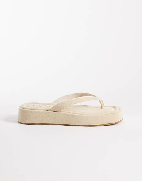 Simmi London – Kimmie – Sandalen aus Wildlederimitat in Steinbeige mit flacher Plateausohle - view 1