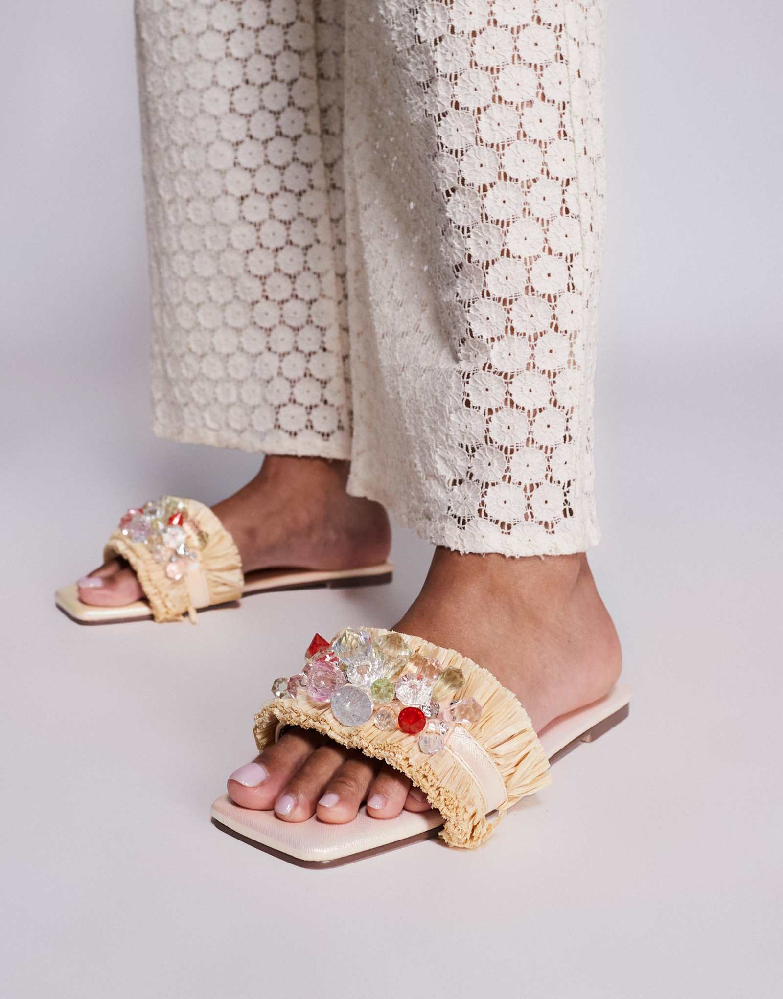 Бежевые босоножки на плоской подошве Simmi London Lamar с украшенным ремешком