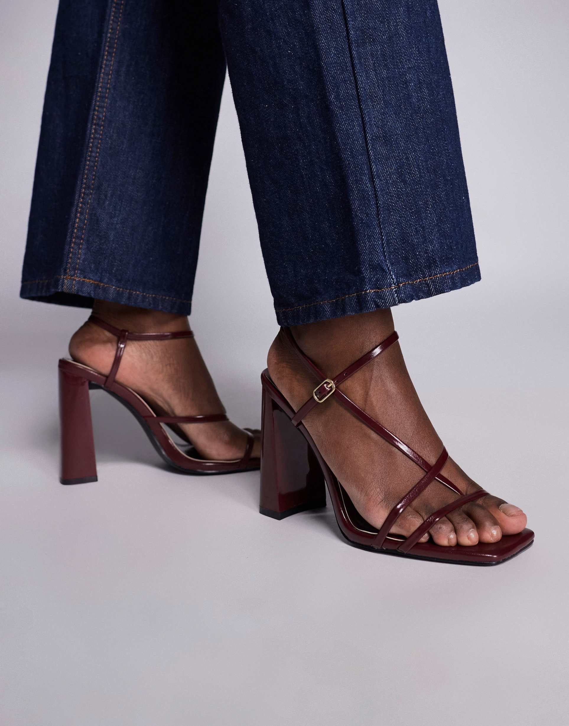 simmi london malinda block heel strappy sandals in burgundy