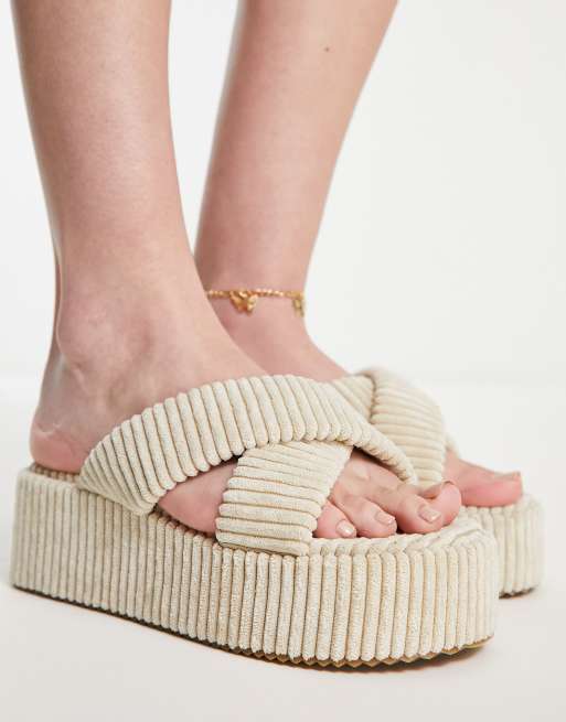SIMMI London – Mohala – Beige tofflor i frotté med korsade band och platå 