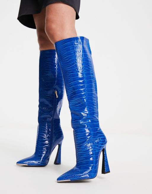 SIMMI London – Ravi – Kniehohe Stiefel in Kroko-Kobaltblau mit ausgestelltem Absatz 