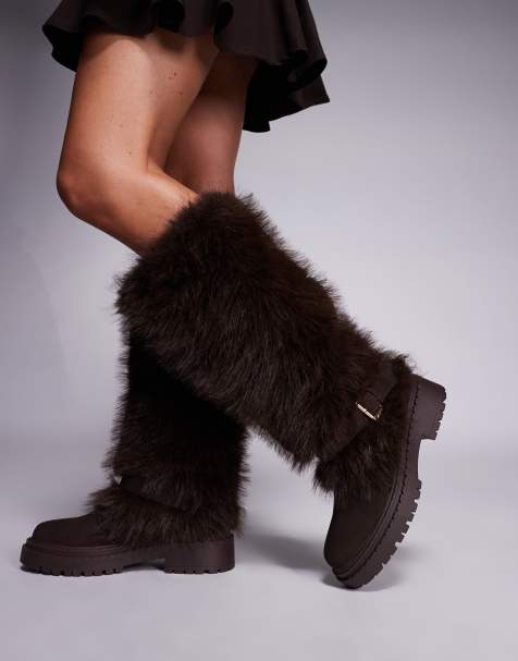 Simmi London – Reginald – Kniehohe Stiefel aus Kunstpelz in Schokobraun mit Schnalle - view 1