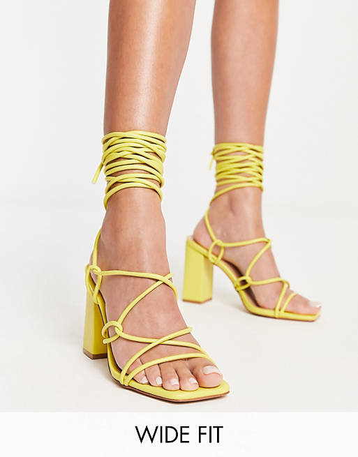 Simmi London - Sandalen met blokhak, strikbanden om de enkels en brede pasvorm in geel