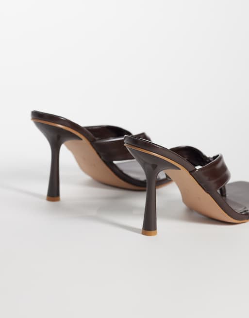 Simmi London Santo Wide Fit toe post heeled sandals in chocolate, 4 of 4