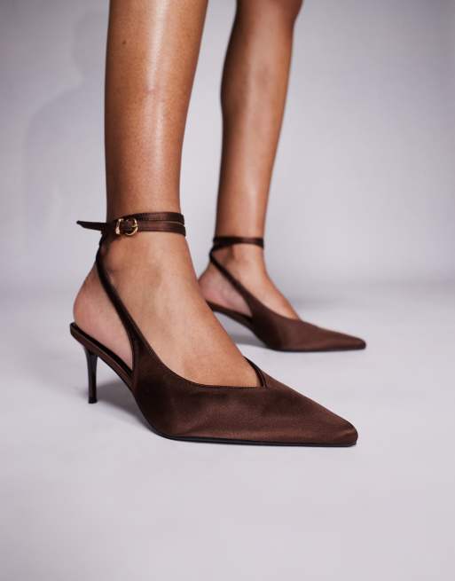 Simmi London – Sonika – Chokladbruna pumps i satin med klackar och knytning runt benet