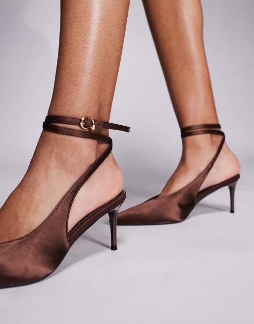 Simmi London – Sonika – Pumps aus Satin in Schokobraun mit Bindeband, 2 von 4