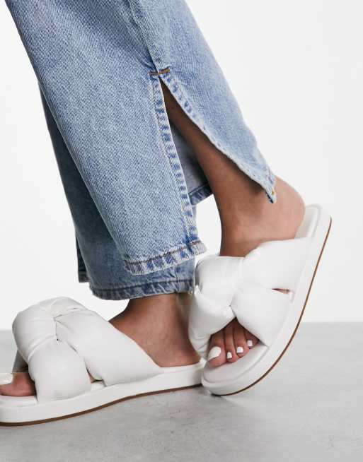 Simmi London - Vetta - Gewatteerde slippers van PU in wit 