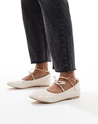 Simmi London Wide Fit - Abbie - Ballerinas in Creme mit Schleifendetail, Raffung und abnehmbarem Fußkettchen, weite Pass...