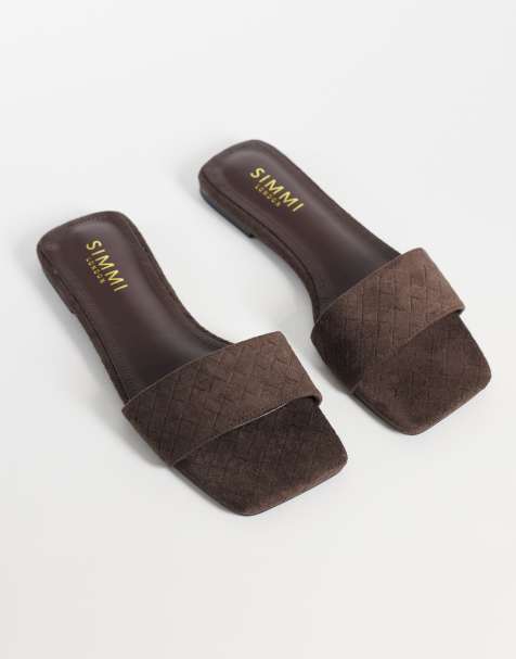 Simmi London Wide Fit – Anika – Flache Sandalen zum Hineinschlüpfen aus braunem Wildlederimitat mit Prägung - view 1