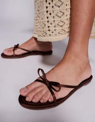 SIMMI London Wide Fit - Char - Flache Sandalen in Schokobraun mit Schleifendetail