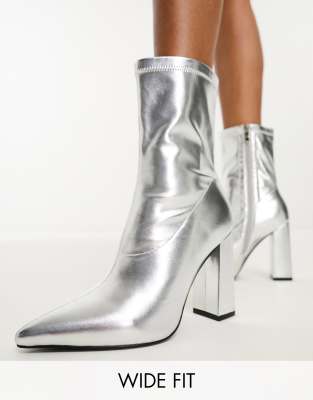 Simmi London Wide Fit - Gary - Stiefeletten in Metallic-Silber mit hohem Absatz, weite Passform