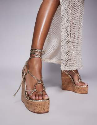 SIMMI London Wide Fit - Jadey - Riemchen-Sandaletten in Gold mit hohem Keilabsatz, weite Passform-Goldfarben