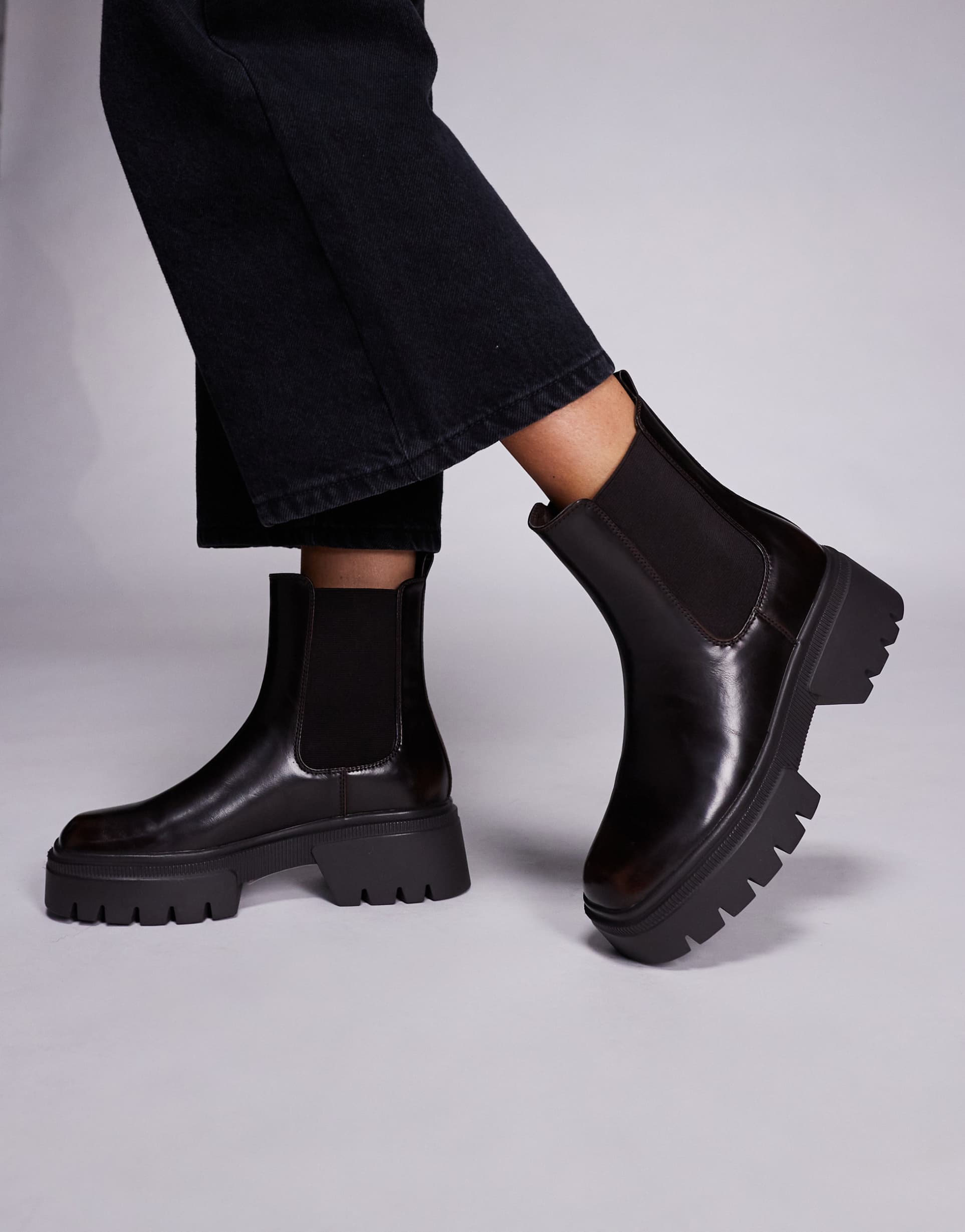 simmi london wide fit judd chunky chelsea boots in burnished brown