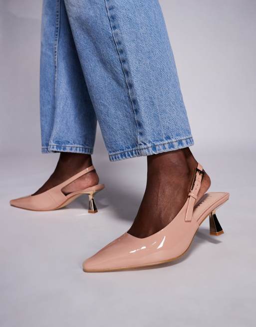 Simmi London Wide Fit - June - Scarpe a punta con tacchetto a spillo beige in vernice con cinturino posteriore a pianta larga