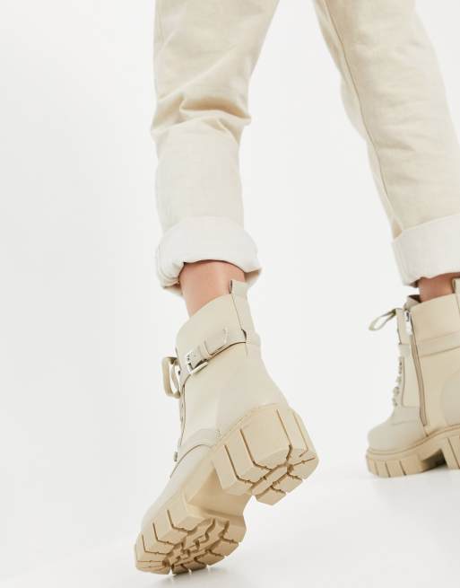 Simmi London Wide Fit – Kai – Schnürstiefel in Stein mit dicker Sohle und Schnalle, 3 von 4
