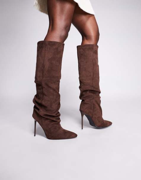 Simmi London – Wide Fit – Kniehohe Stiefel aus Baumwolle und Wildleder in Espressobraun mit Stiletto-Absatz und Raffung, weite Passform - view 1