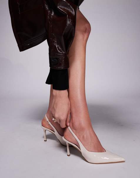 SIMMI London Wide Fit – Layana – Pumps in Lackoptik in Creme mit Fersenriemchen - view 1