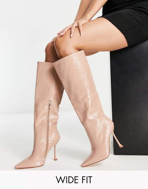 Simmi London Wide Fit – Mariam – Beżowe buty do kolan na szpilce o fakturze skóry krokodyla 
