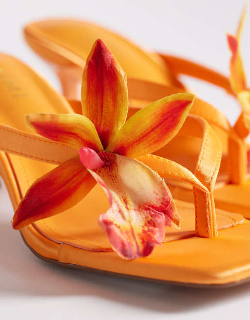 SIMMI London Wide Fit – Ruby – Sandaletten in Orange mit Blumendetail und Kitten-Absatz, weite Passform, 4 von 4