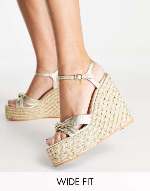 Simmi London Wide Fit - Sandali espadrilles con zeppe a pianta larga color oro 