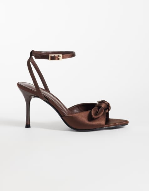 Simmi London Wide Fit – Tiarra – Sandaletten aus Satin in Schokobraun mit Schleife, weite Passform - view 1