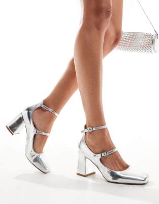 SIMMI London Wide Fit - Vinda - Schuhe in Silber-Metallic mit mittelhohem Blockabsatz und Riemen, weite Passform