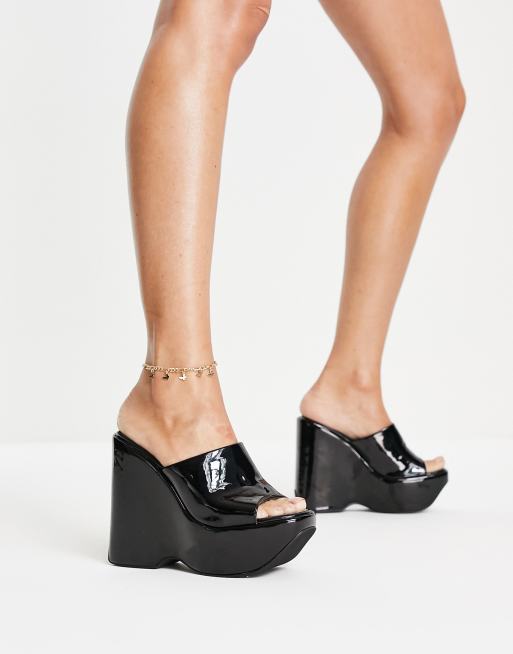 SIMMI – Mules in Schwarz mit Lackoptik und Plateausohle 